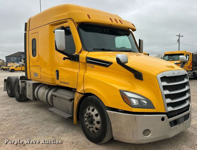 image for item EJ8480 2021 Freightliner Cascadia 126 semi truck