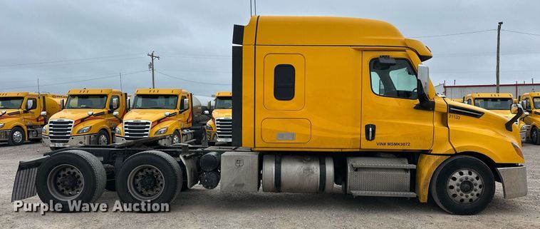 image for item EJ8480 2021 Freightliner Cascadia 126 semi truck