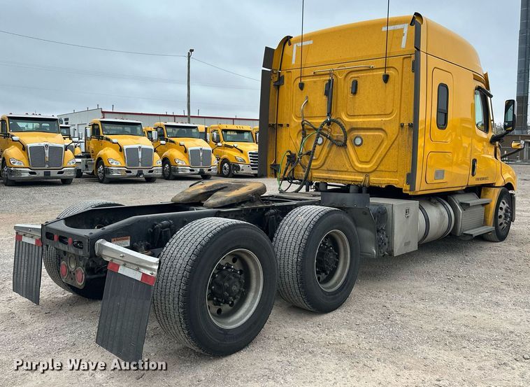 image for item EJ8480 2021 Freightliner Cascadia 126 semi truck