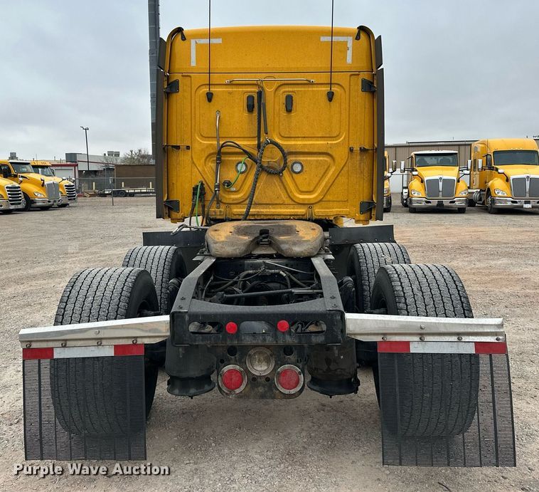 image for item EJ8480 2021 Freightliner Cascadia 126 semi truck