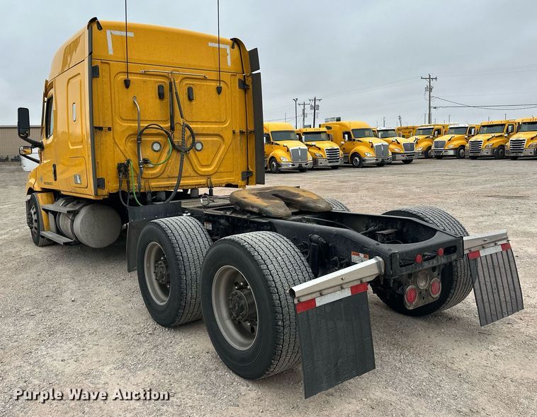 image for item EJ8480 2021 Freightliner Cascadia 126 semi truck