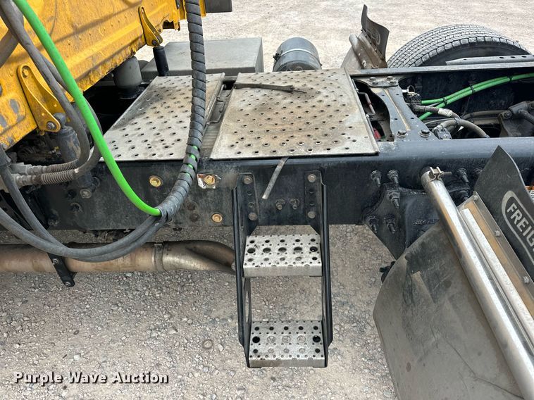 image for item EJ8480 2021 Freightliner Cascadia 126 semi truck