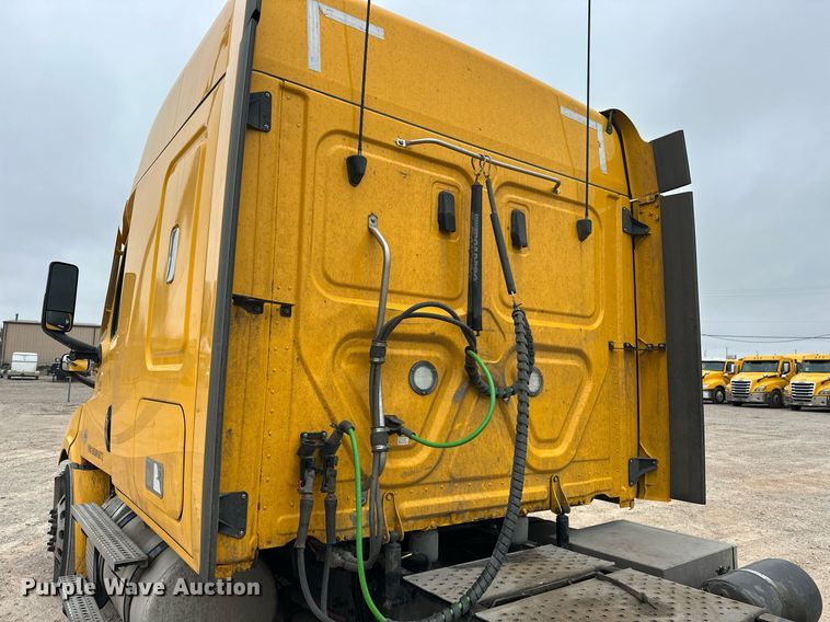 image for item EJ8480 2021 Freightliner Cascadia 126 semi truck