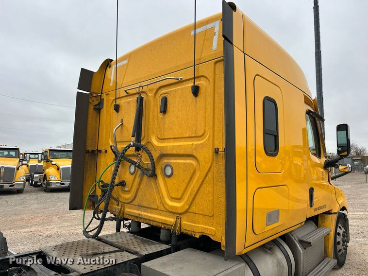 image for item EJ8480 2021 Freightliner Cascadia 126 semi truck