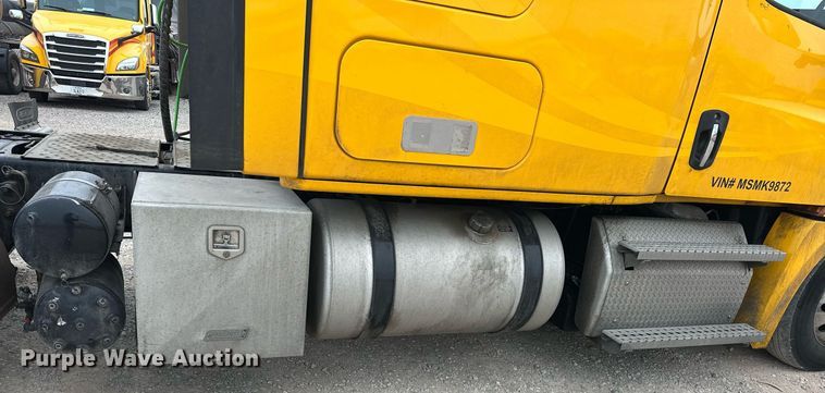 image for item EJ8480 2021 Freightliner Cascadia 126 semi truck