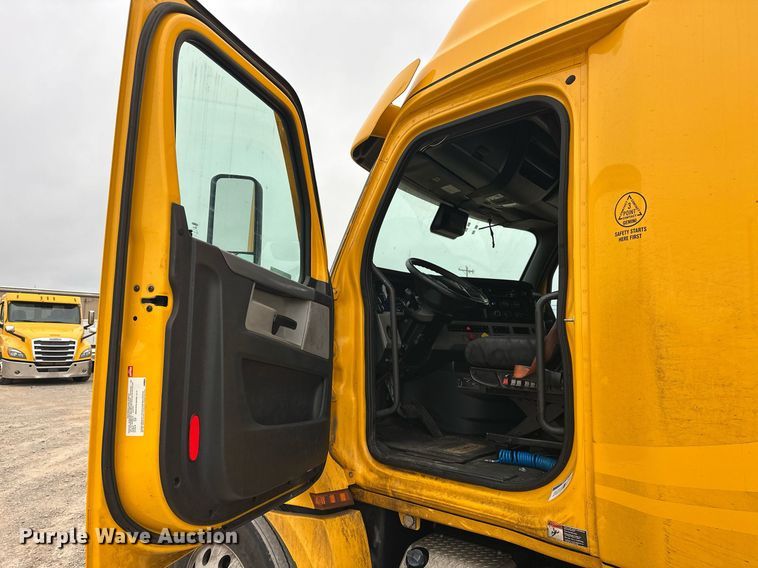 image for item EJ8480 2021 Freightliner Cascadia 126 semi truck