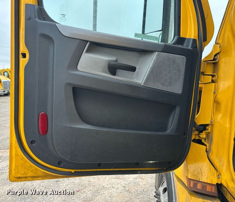 image for item EJ8480 2021 Freightliner Cascadia 126 semi truck