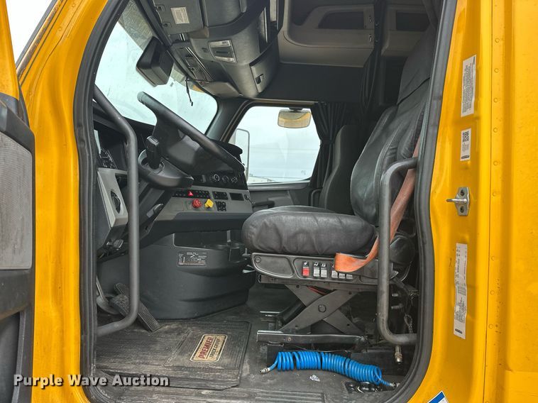 image for item EJ8480 2021 Freightliner Cascadia 126 semi truck