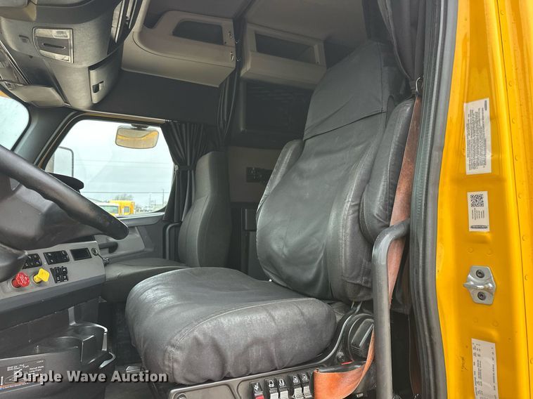 image for item EJ8480 2021 Freightliner Cascadia 126 semi truck