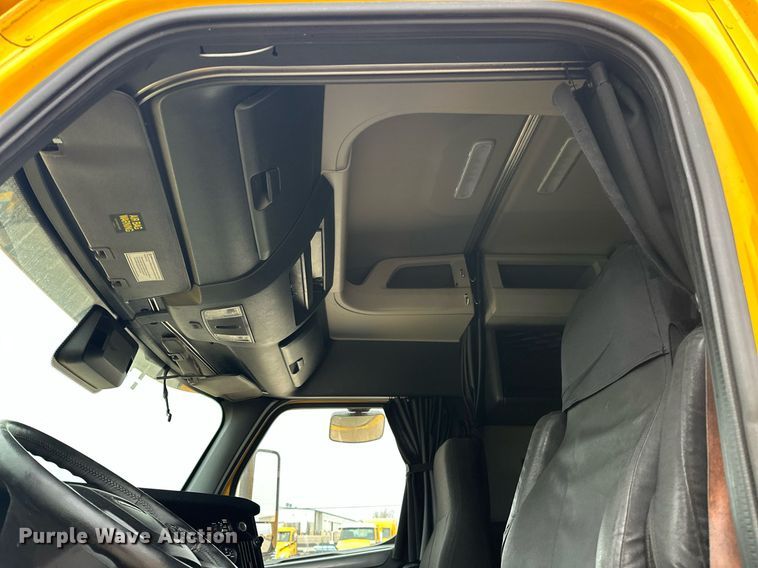 image for item EJ8480 2021 Freightliner Cascadia 126 semi truck