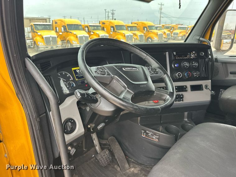 image for item EJ8480 2021 Freightliner Cascadia 126 semi truck