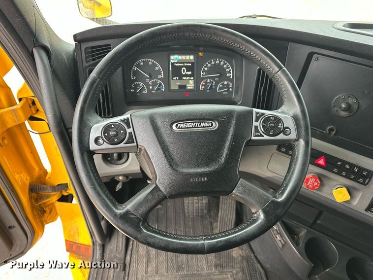 image for item EJ8480 2021 Freightliner Cascadia 126 semi truck