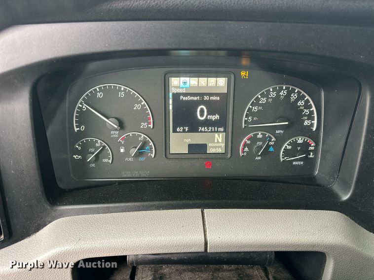 image for item EJ8480 2021 Freightliner Cascadia 126 semi truck