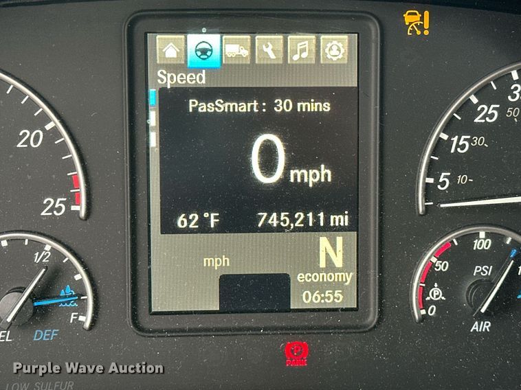 image for item EJ8480 2021 Freightliner Cascadia 126 semi truck