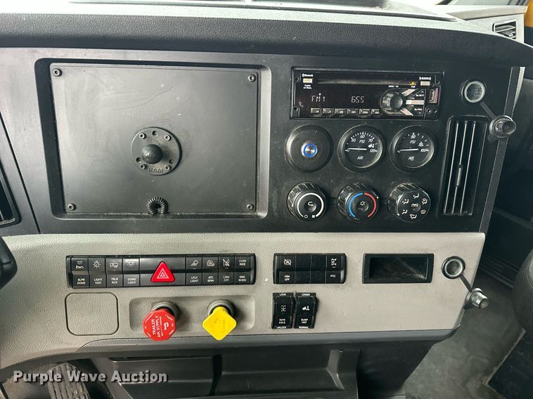 image for item EJ8480 2021 Freightliner Cascadia 126 semi truck