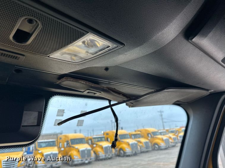 image for item EJ8480 2021 Freightliner Cascadia 126 semi truck