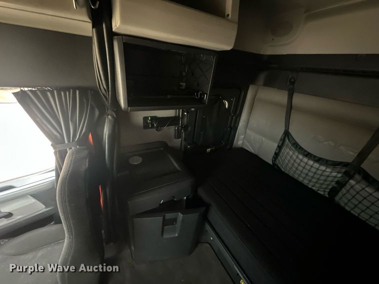 image for item EJ8480 2021 Freightliner Cascadia 126 semi truck