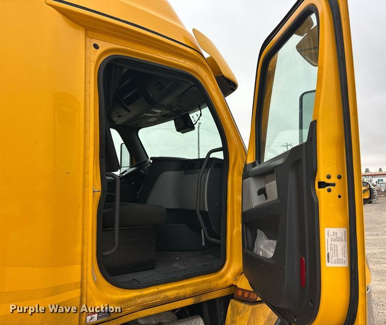 image for item EJ8480 2021 Freightliner Cascadia 126 semi truck