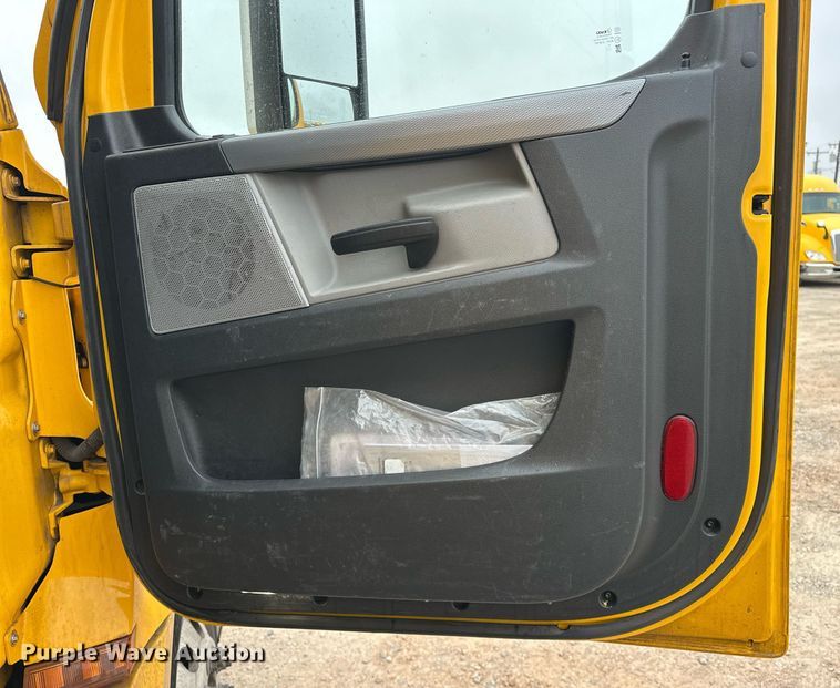 image for item EJ8480 2021 Freightliner Cascadia 126 semi truck