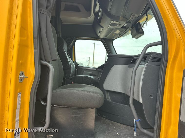 image for item EJ8480 2021 Freightliner Cascadia 126 semi truck