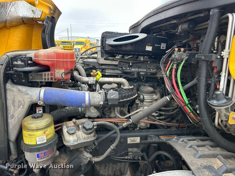 image for item EJ8480 2021 Freightliner Cascadia 126 semi truck