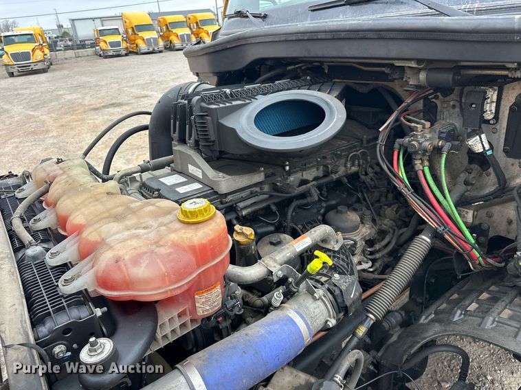 image for item EJ8480 2021 Freightliner Cascadia 126 semi truck