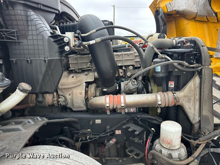 image for item EJ8480 2021 Freightliner Cascadia 126 semi truck