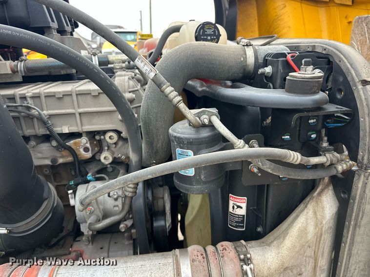 image for item EJ8480 2021 Freightliner Cascadia 126 semi truck