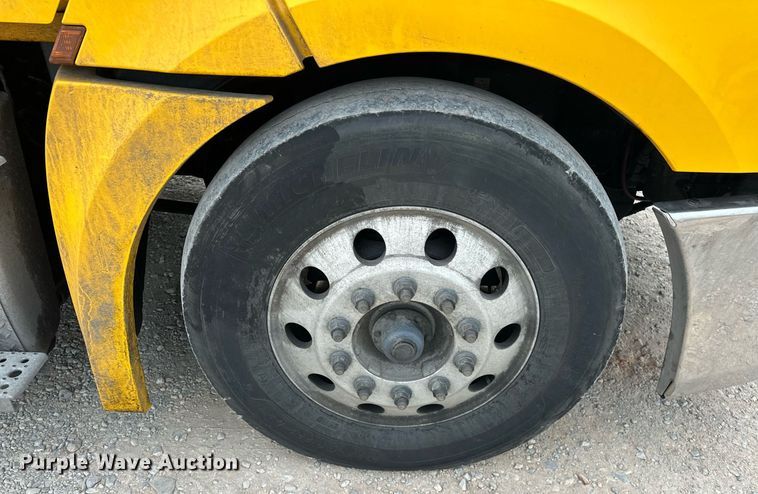 image for item EJ8480 2021 Freightliner Cascadia 126 semi truck