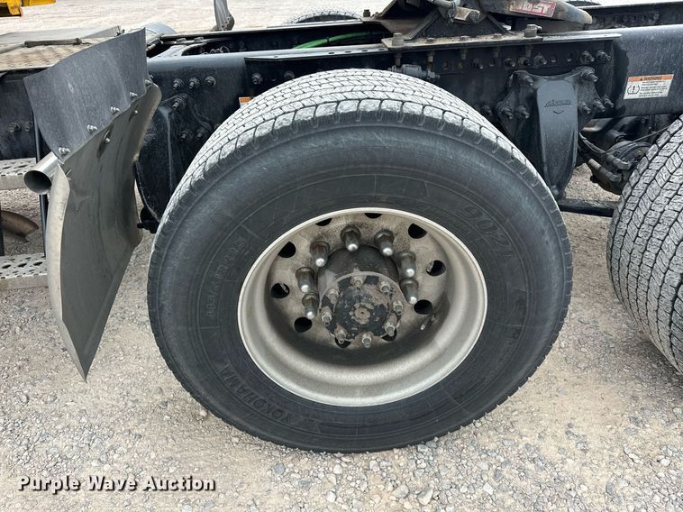 image for item EJ8480 2021 Freightliner Cascadia 126 semi truck