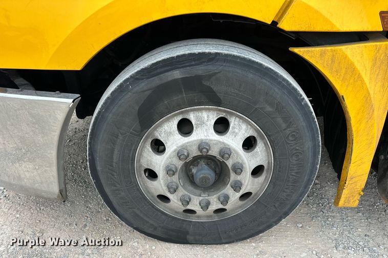 image for item EJ8480 2021 Freightliner Cascadia 126 semi truck