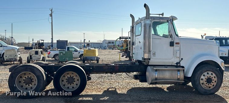 image for item EK0460 2005 International 9900i truck cab and chassis