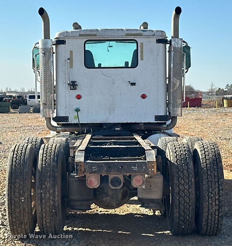 image for item EK0460 2005 International 9900i truck cab and chassis