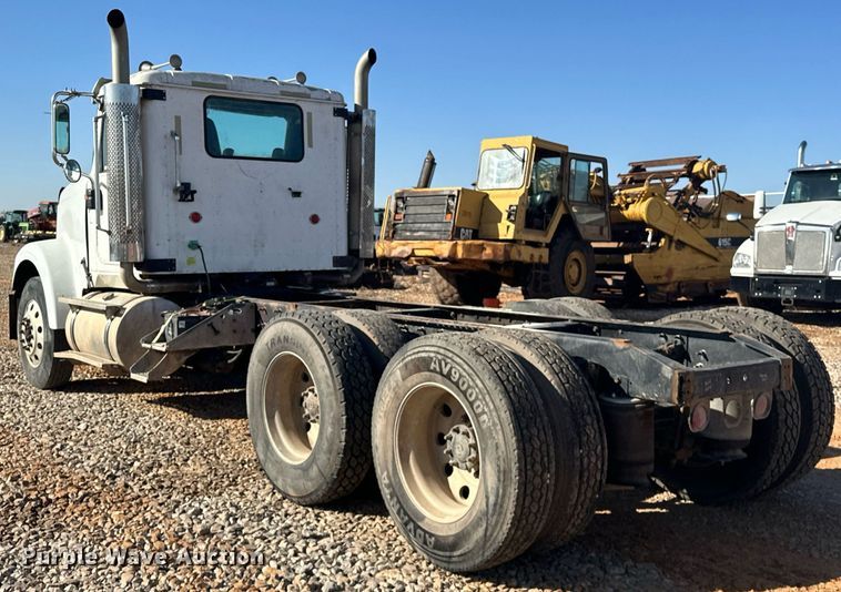 image for item EK0460 2005 International 9900i truck cab and chassis