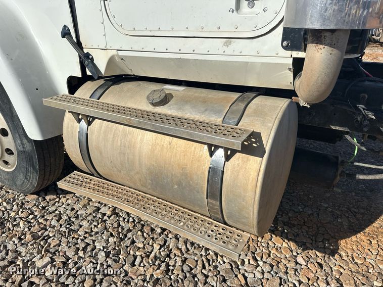 image for item EK0460 2005 International 9900i truck cab and chassis