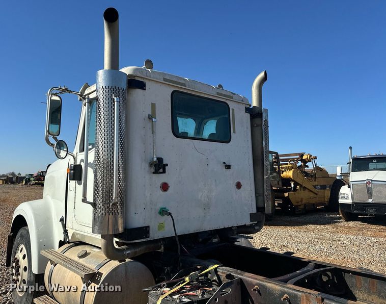 image for item EK0460 2005 International 9900i truck cab and chassis