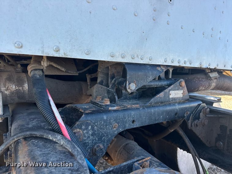 image for item EK0460 2005 International 9900i truck cab and chassis