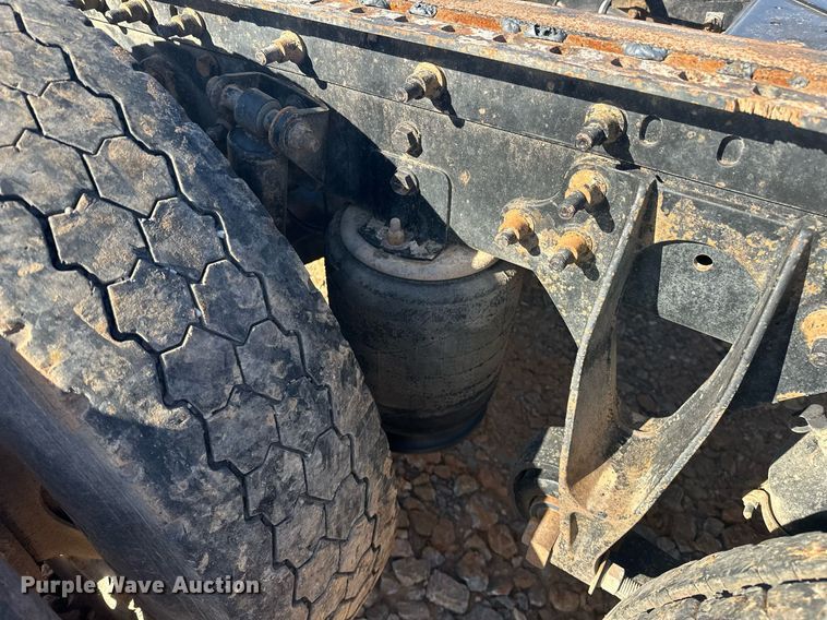 image for item EK0460 2005 International 9900i truck cab and chassis