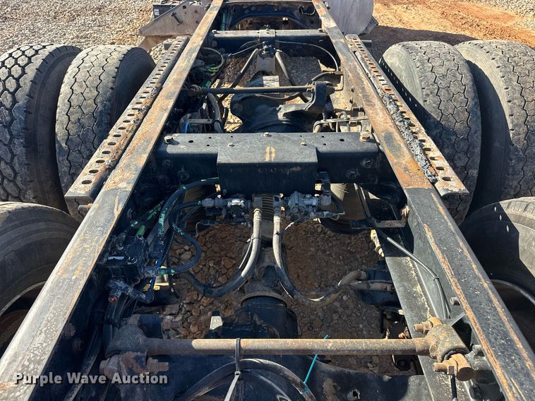 image for item EK0460 2005 International 9900i truck cab and chassis