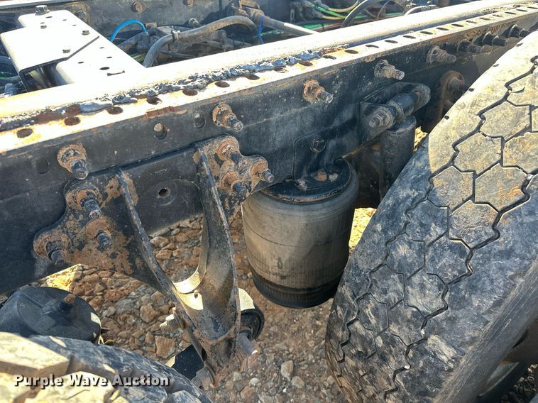 image for item EK0460 2005 International 9900i truck cab and chassis