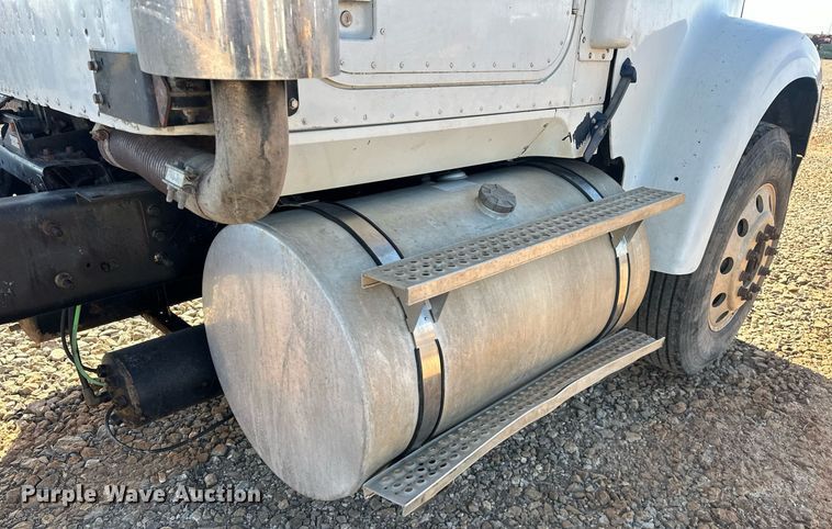 image for item EK0460 2005 International 9900i truck cab and chassis