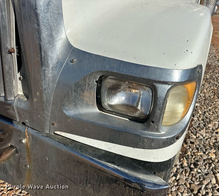 image for item EK0460 2005 International 9900i truck cab and chassis