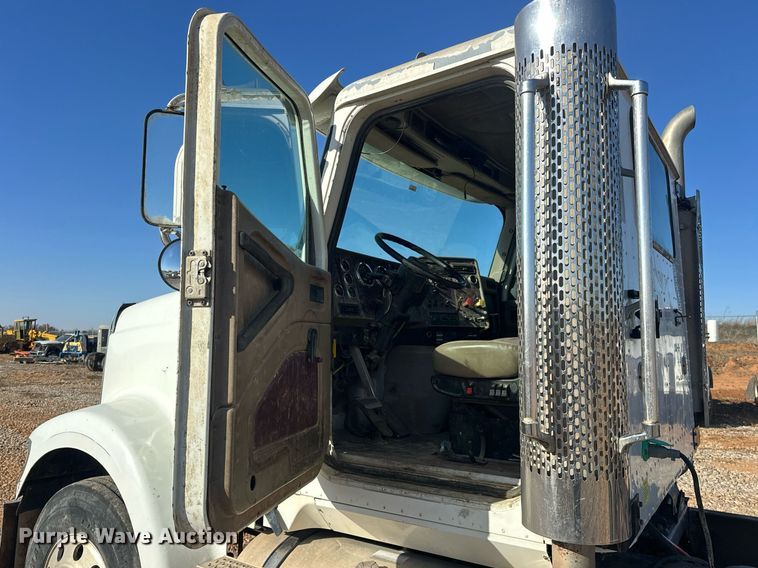 image for item EK0460 2005 International 9900i truck cab and chassis