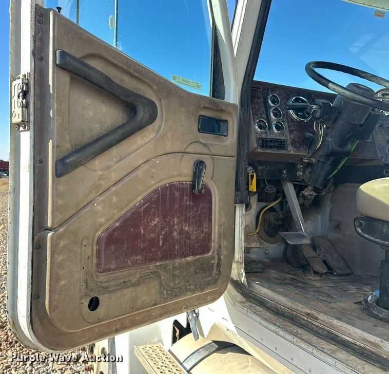 image for item EK0460 2005 International 9900i truck cab and chassis