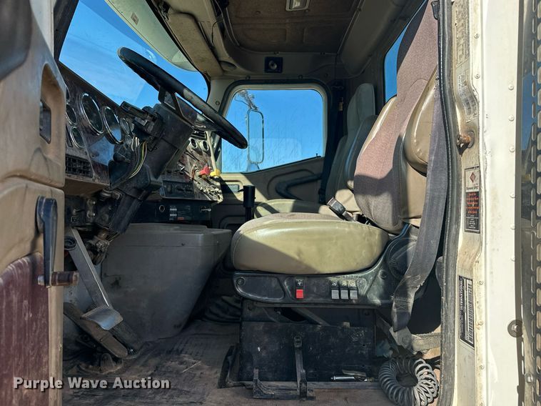 image for item EK0460 2005 International 9900i truck cab and chassis