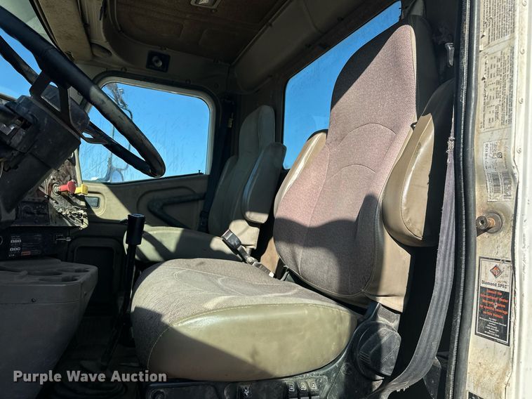 image for item EK0460 2005 International 9900i truck cab and chassis