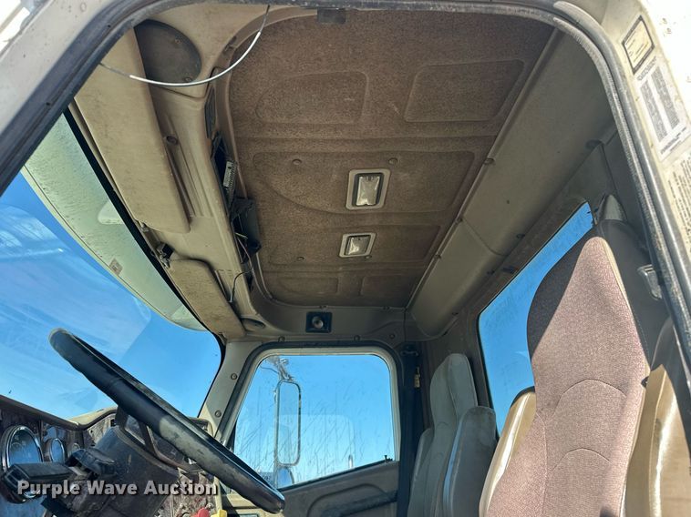 image for item EK0460 2005 International 9900i truck cab and chassis