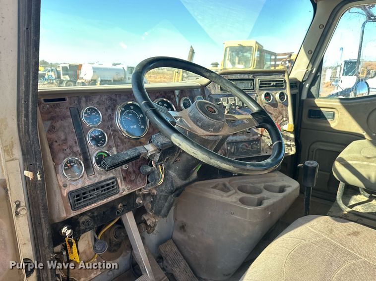 image for item EK0460 2005 International 9900i truck cab and chassis