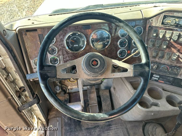 image for item EK0460 2005 International 9900i truck cab and chassis