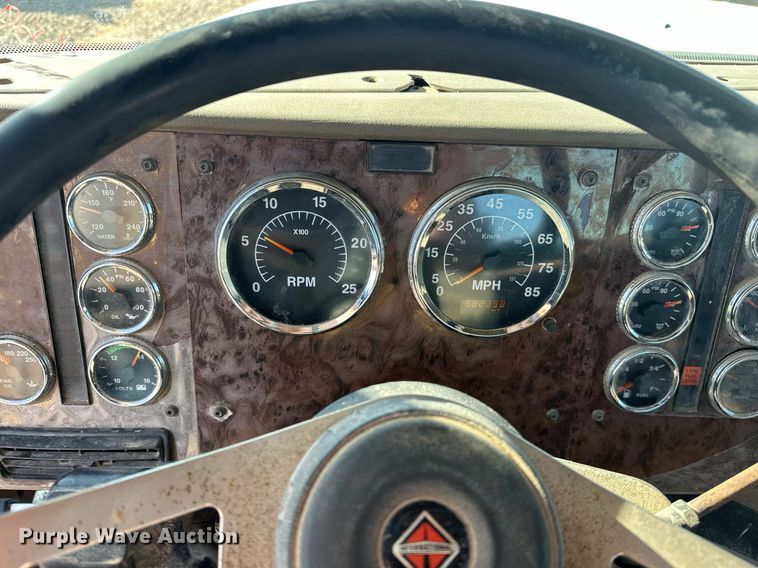 image for item EK0460 2005 International 9900i truck cab and chassis